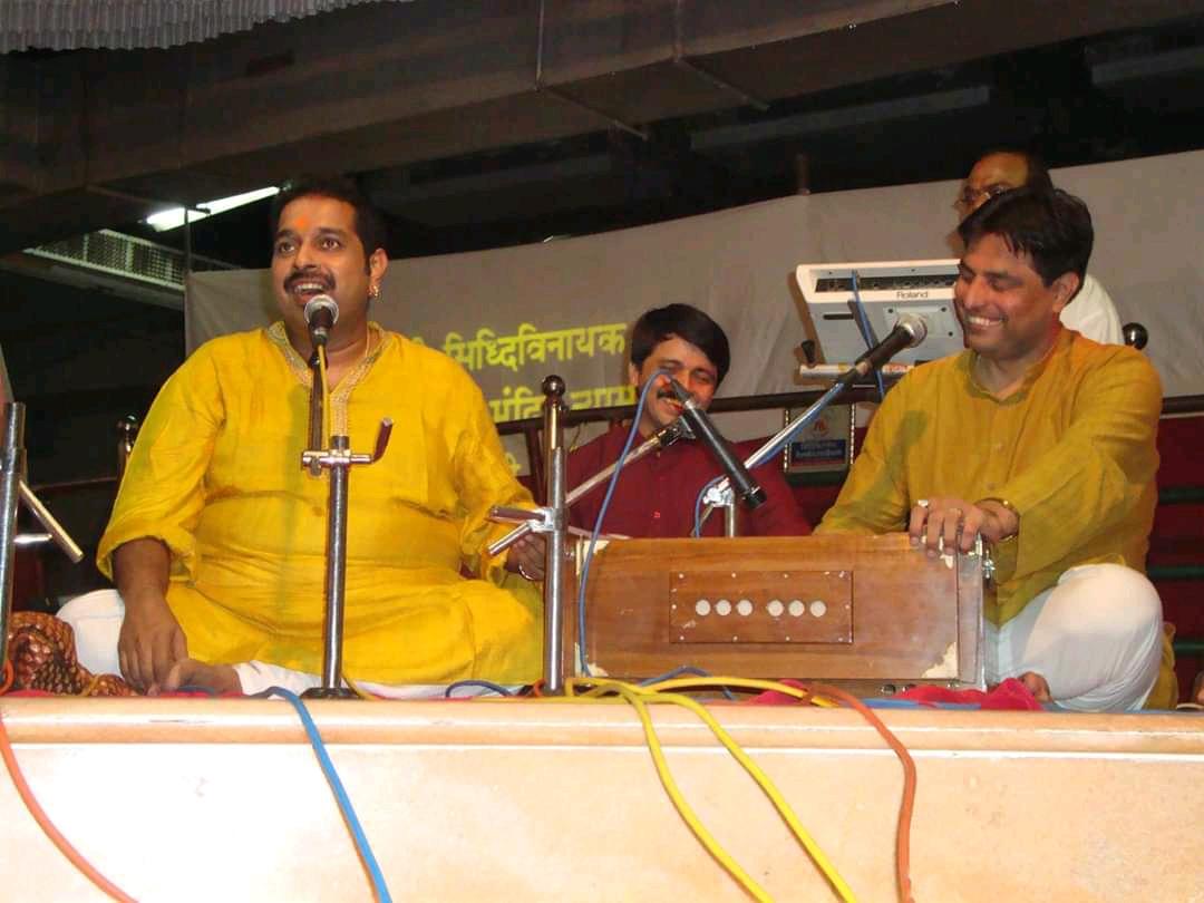 SSSSV student performing alongside celebrity musician at a stage event